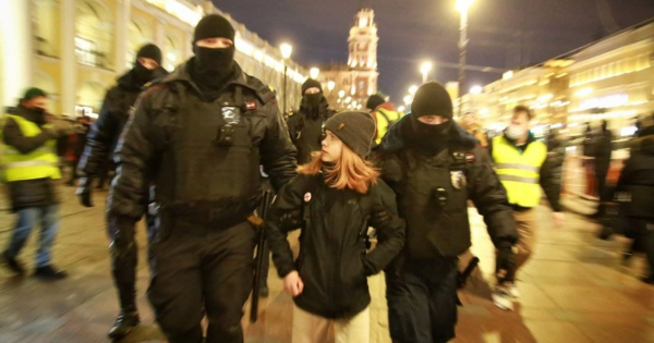 На антивоенном митинге в Петербурге задержали двоих детей