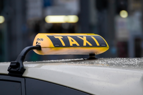 В Петербурге пять человек жестоко избили таксиста