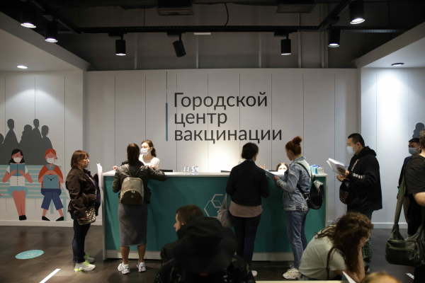 В Петербурге привили почти 3 тысячи подростков – ковиду не поздоровится