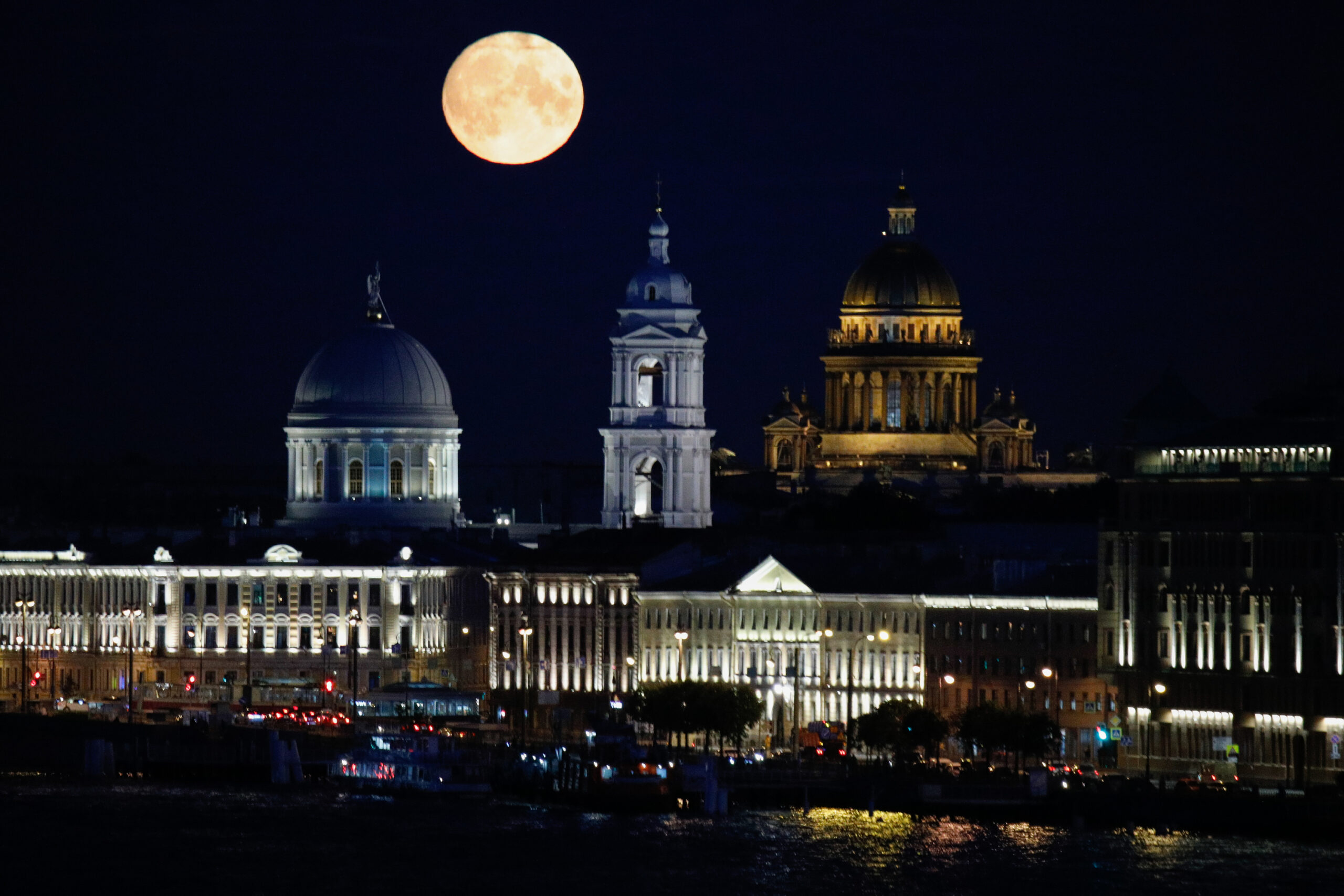 Луна близко к земле 2024. Суперлуние СПБ. Огромная Луна. Самая большая Луна. Луна над Питером.