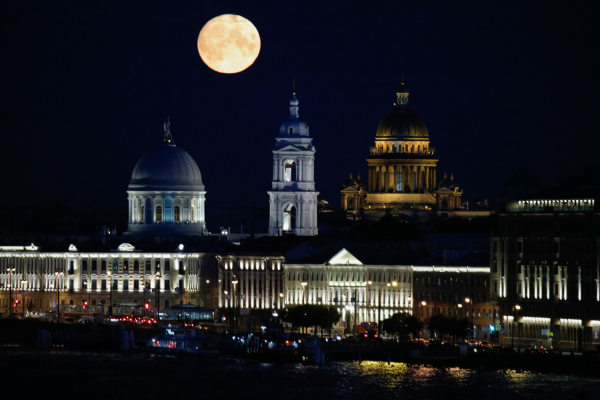 Жители Санкт-Петербурга в ночь на 19 марта наблюдали большую и яркую луну