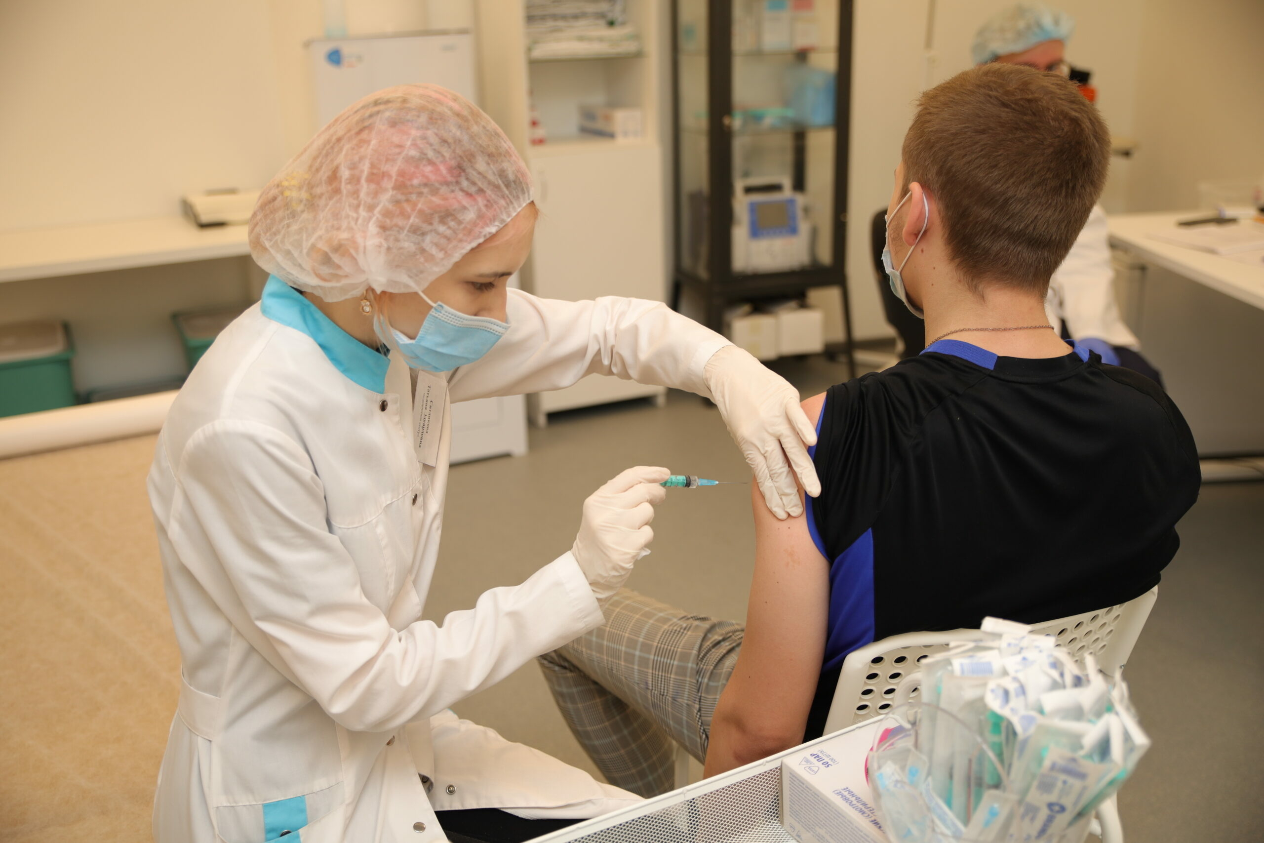Новые исследования вакцин. Вакцинация детей от коронавируса. Прививка для подростков. Вакцинация от коронавируса в России. Вакцинация от коронавируса подростки.