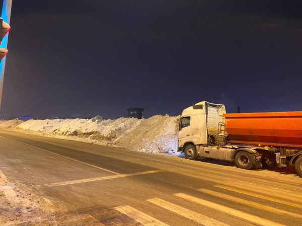 За первую бесснежную неделю в Петербурге вывезли 250 тысяч кубометров снега