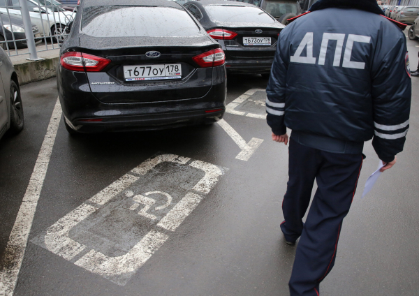 В Петербурге инспектору ДПС, напавшему на женщину-опера отменили домашний арест