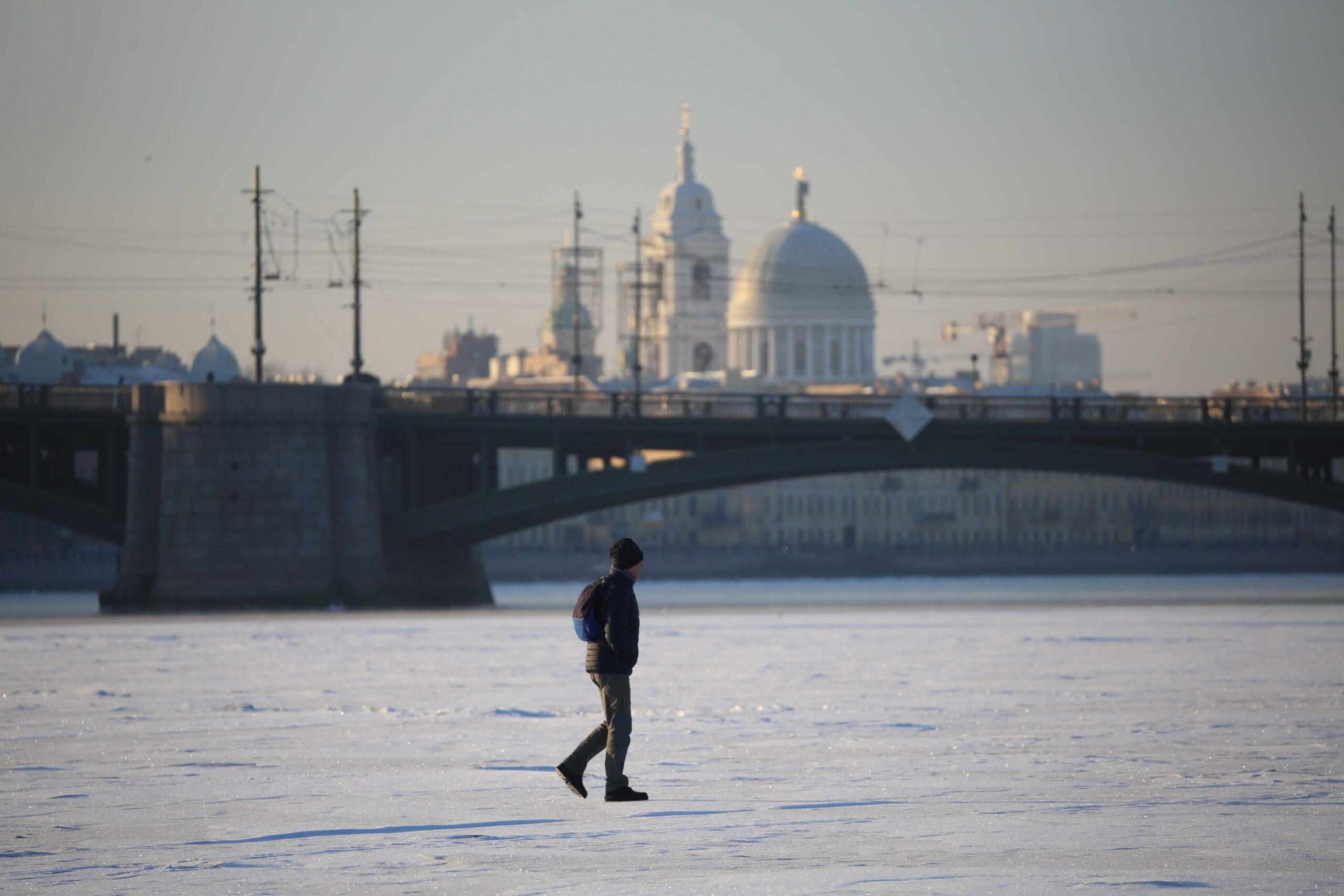 Люди в городе гуляют по льду песня. Самый холодный год в Петербурге. Гулять по льду в Москве. Рекорд холода в СПБ. Ветер в Санкт-Петербурге декабрь 2011.