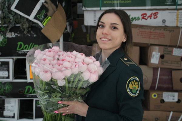 Пройдя таможенный контроль, цветы прибыли в Санкт-Петербург