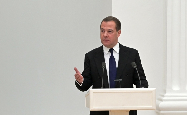 Медведев поздравил западных политиков с надежной защитой от «коварных русских»