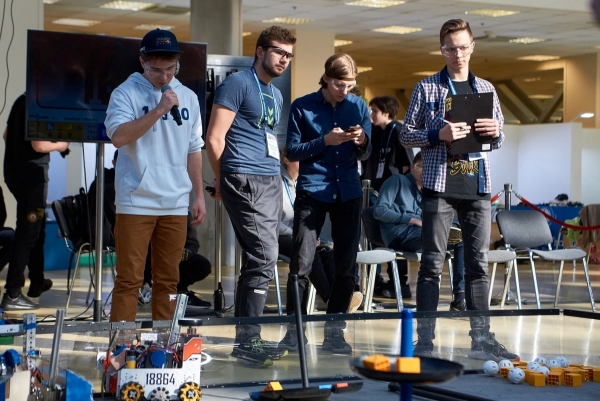 Петербужские лицеисты выиграли национальный чемпионат по робототехнике