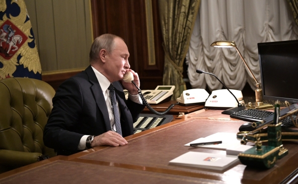 Путин, Макрон и Шольц обсудили по телефону ситуацию на Украине