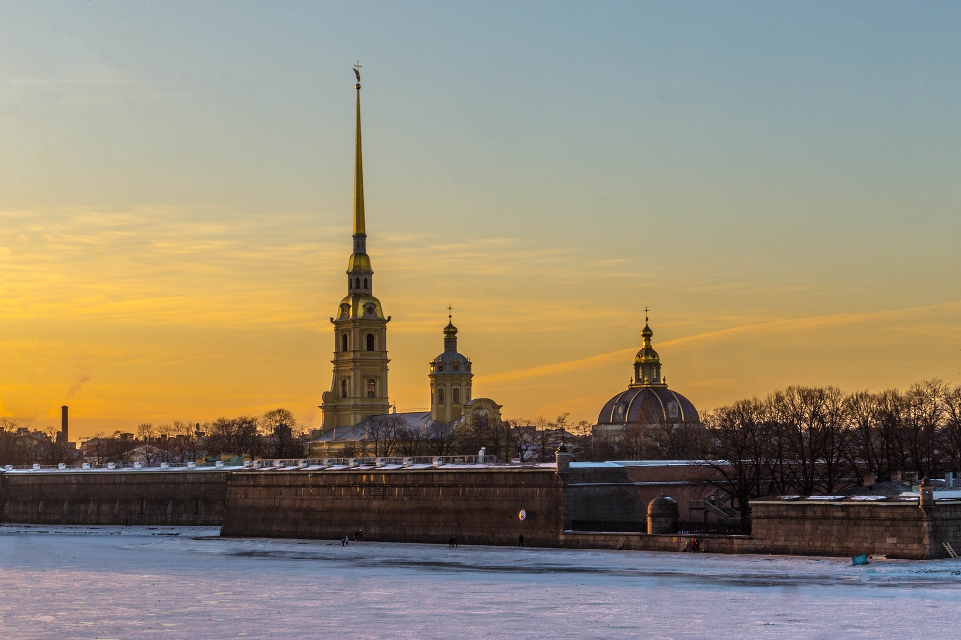 Сколько лет санкт петербургу. Исаакиевский собор и Петропавловская крепость. Петропавловская крепость Санкт-Петербург зима. Всемирное наследие Санкт-Петербурга Петропавловская крепость. Петропавловская крепость в Санкт-Петербурге зимой.