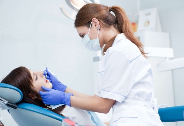 Стоматолог назвал плюсы и минусы отбеливания зубов