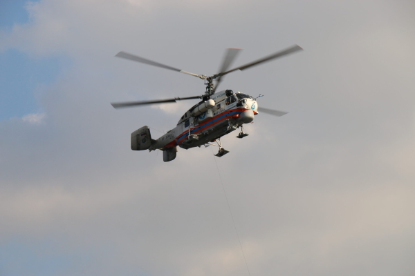 Спасатели использовали вертолет для спасения около 50 рыбаков, застрявших на оторвавшейся льдине