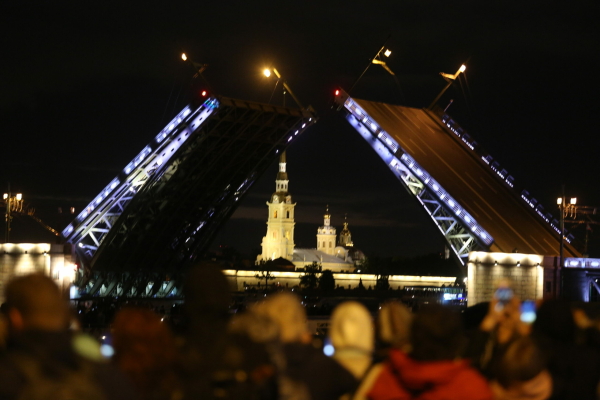 В Петербурге на Дворцовом мосту повесили новые флаги ко Дню победы