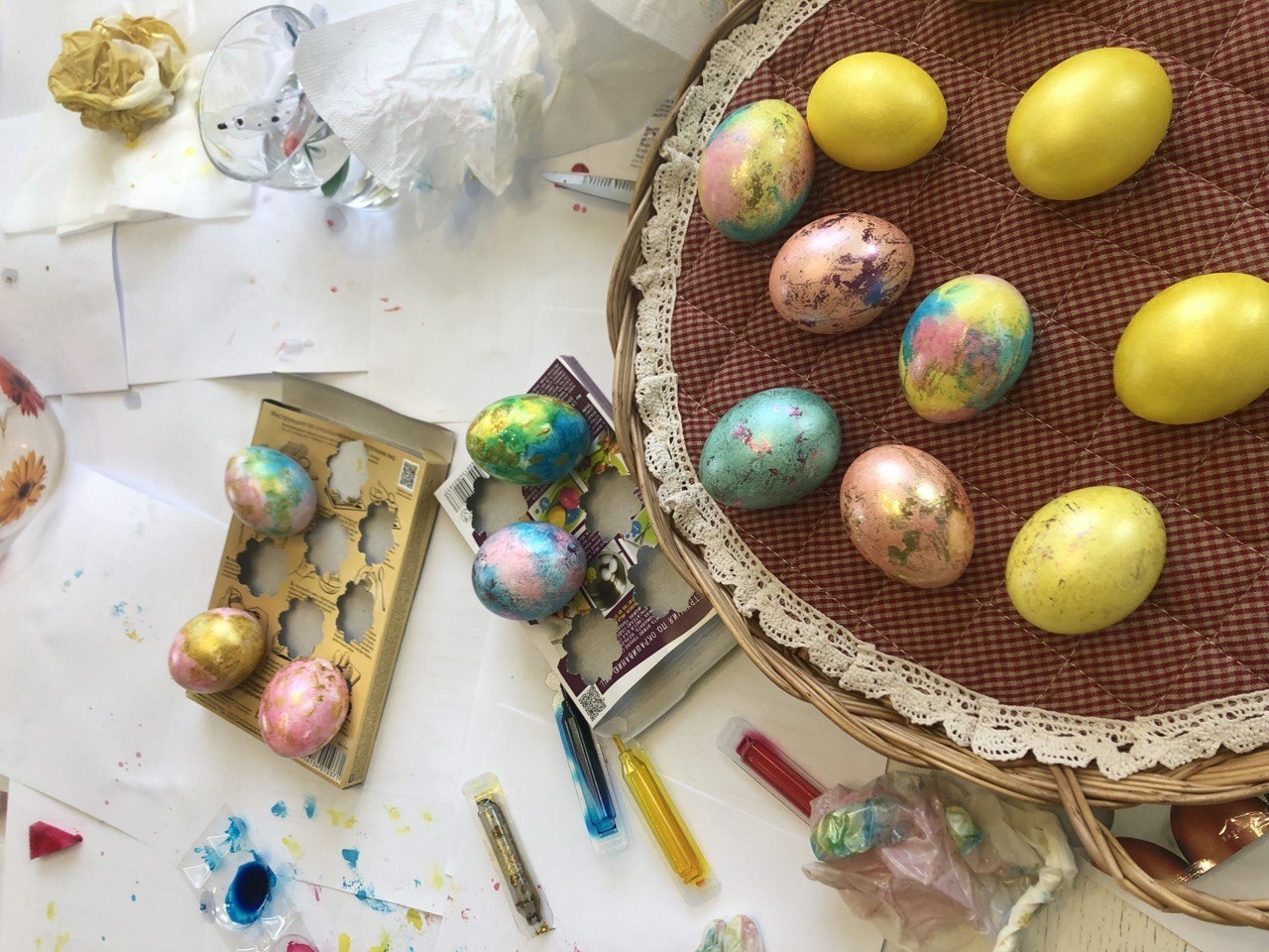 Пасха можно ли заниматься. Красивые крашеные яйца. Красить яйца на Пасху оригинально. Натуральные красители для яиц на Пасху. Красивая краска на пасхальные яйца.