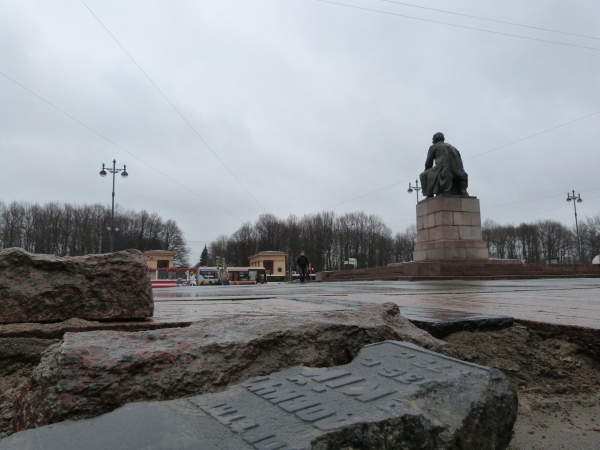 Нарисовавшего свастику на памятнике Чернышевского петербуржца арестовали