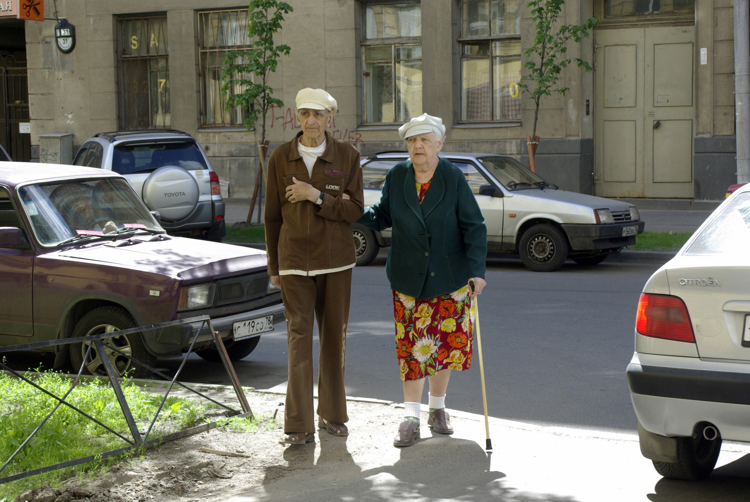 Пенсионер спб. Пенсионеры. Пенсионеры в России. Пенсионеры фото. Пенсионеры на улице России.