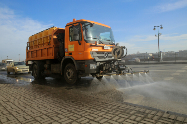 В Петербурге продолжаются работы по очищению города от пыли и грязи