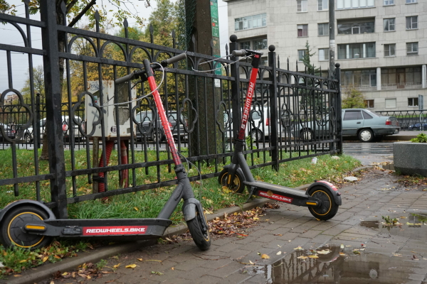 Петербуржцы снова могут пожаловаться на неправильную парковку электросамокатов