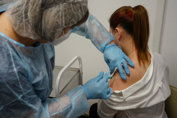 В Петербург доставили более двух тысяч доз вакцины для подростков «Спутник М»