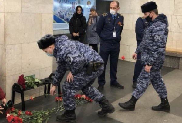 Сотрудники Росгвардии почтили память погибших во время теракта в Петербурге