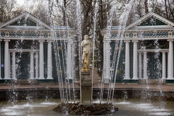 В Петергофе начался летний сезон ежедневной работы фонтанов