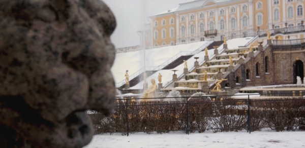 В Петергофе начали проверку фонтанов. Они заработали под снегом