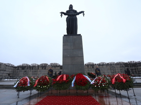 На Пискаревском мемориальном кладбище в Петербурге почтили память павших в Великой Отечественной войне