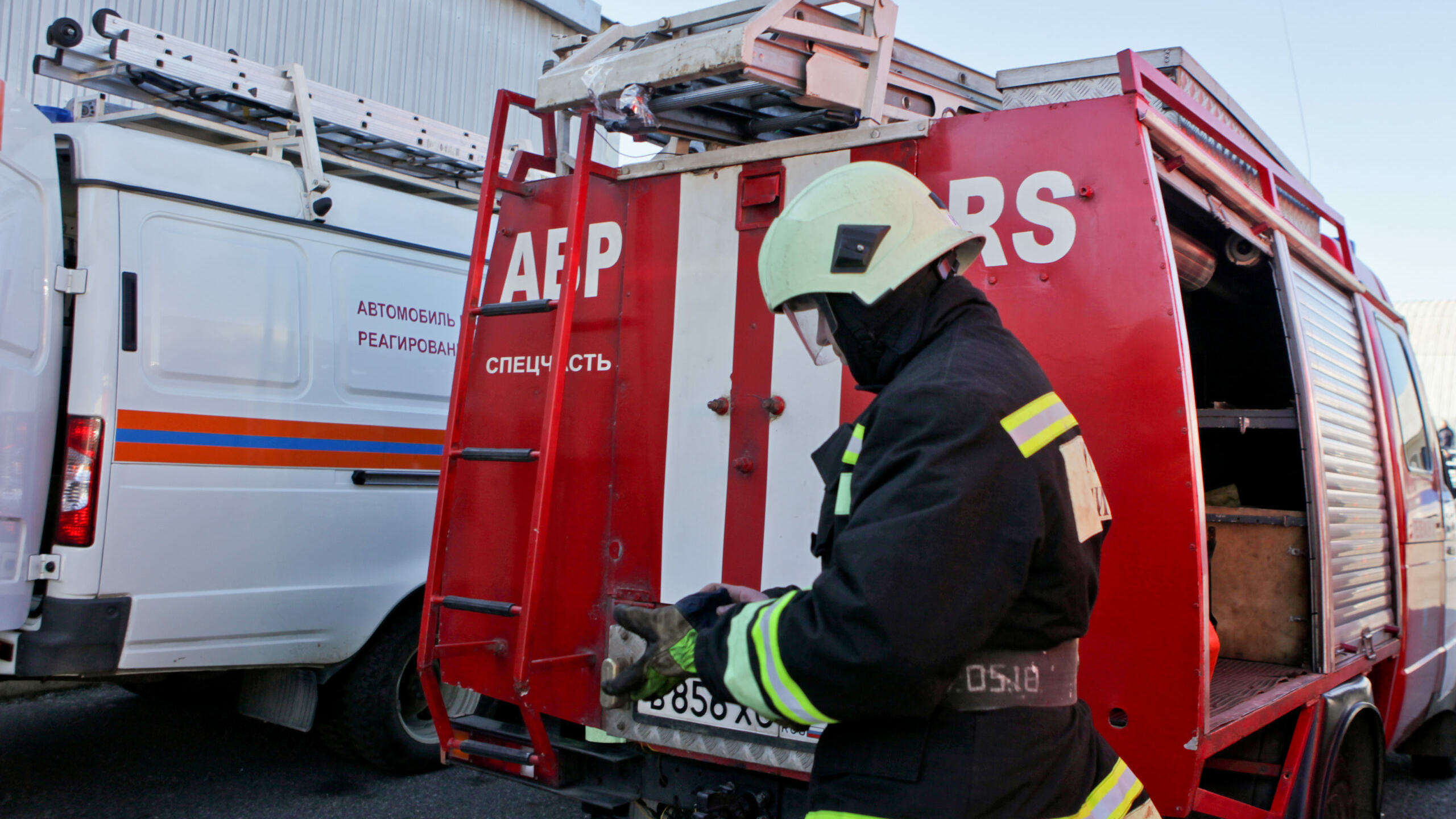 В Лисьем Носу пожар в ангаре на 150 «квадратов» тушили 22 спасателя