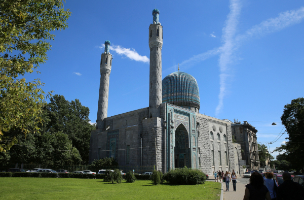 Тысячи мусульман встретили Курбан-Байрам в Петербурге