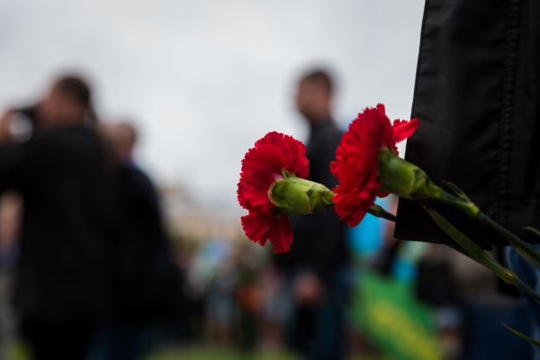 Жители Риги снова пришли возложить цветы к памятнику Освободителям