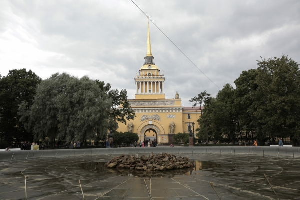 В Петербурге жители и гости города смогут бесплатно отправить открытку в любую точку России