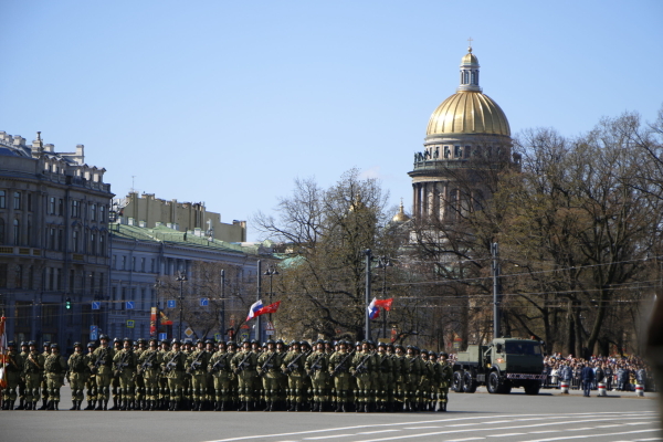 В Петербурге на Дворцовой площади начали собирать сцену для праздничного концерта ко Дню Победы