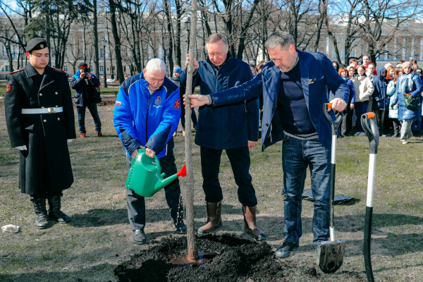 В Петербурге посадили дуб в Александровском саду в честь 350-летия со дня рождения Петра I