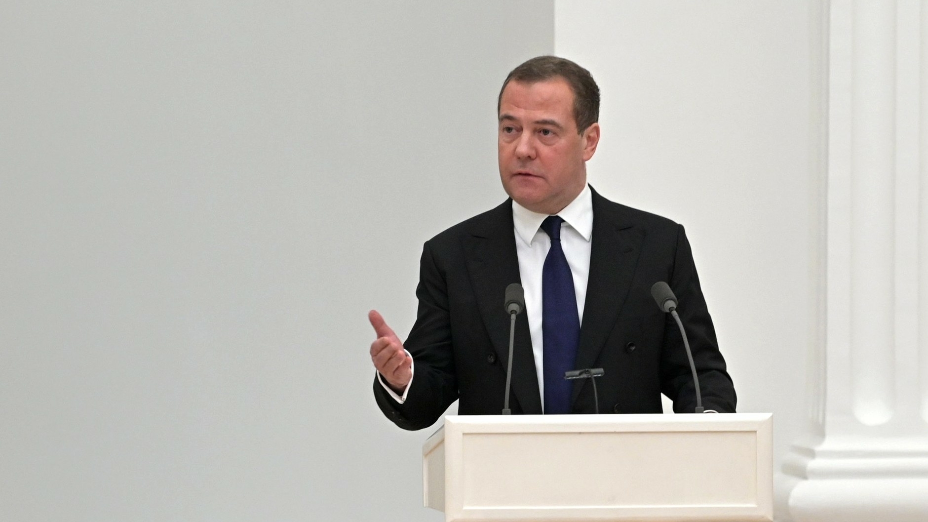 Медведев ответил Шольцу цитатой из анекдота про Вовочку