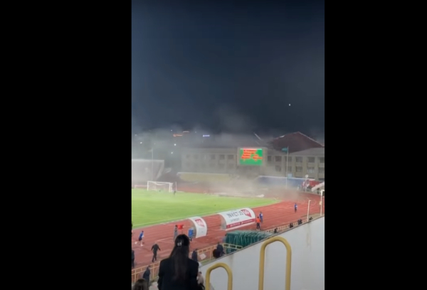 В Казахстане во время футбольного матча обрушилась крыша из-за сильного ветра на стадионе