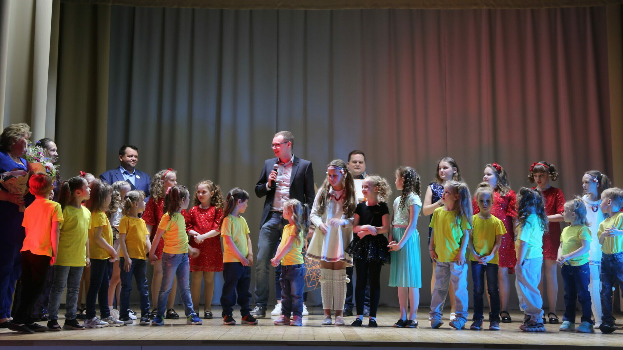 Представители АО «ЛОЭСК» посетили отчетный концерт детского вокального коллектива «Веснушки» и вручили новую форму детям