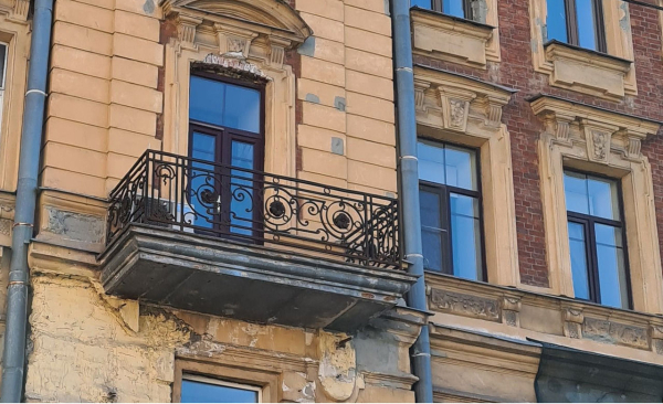 В Петербурге КГИОП потребует через суд восстановить лепнину на фасадах домов