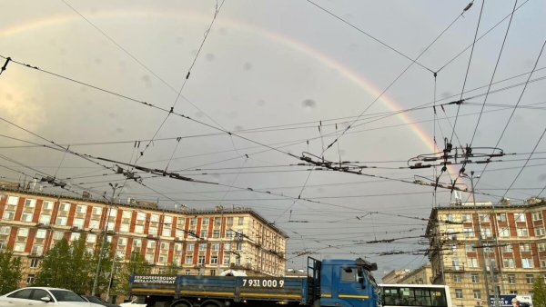 Жители Петербурга наблюдали на День города на небе двойную радугу