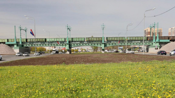 В Петербурге завершилась реконструкция железнодорожного путепровода над Пулковским шоссе