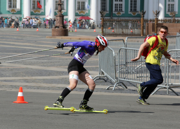 На Дворцовой площади Петербурга прошли соревнования лыжероллеров