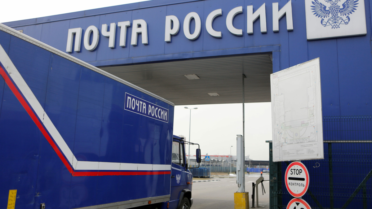 Путин разрешил доставлять наличные пенсии только «Почте России»