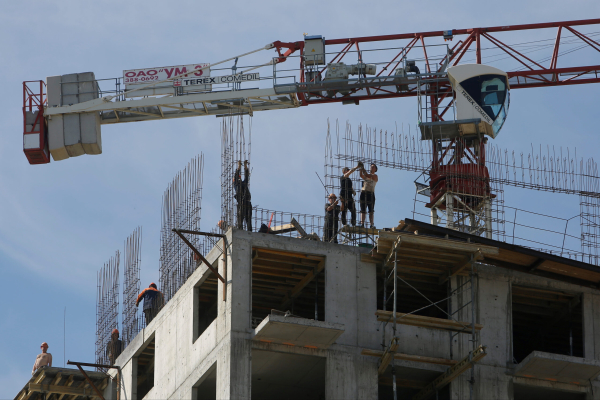 Строители из Петербурга готовят к реконструкции детсад в Мариуполе