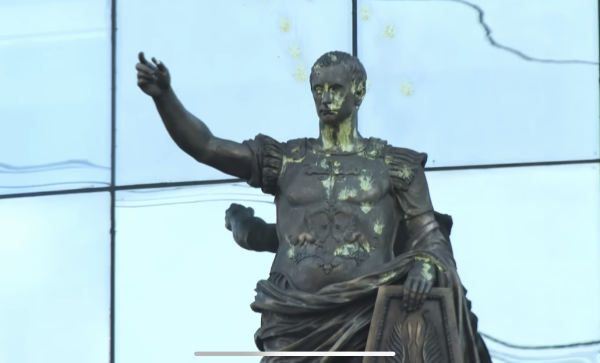 Статуя Октавиана Августа в Петербурге попала под прицел пейнтбольного ружья