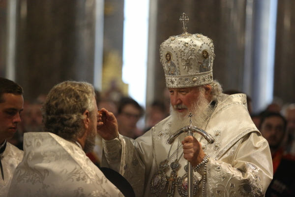 «Ничего не значит»: Патриарх Кирилл упал во время богослужения