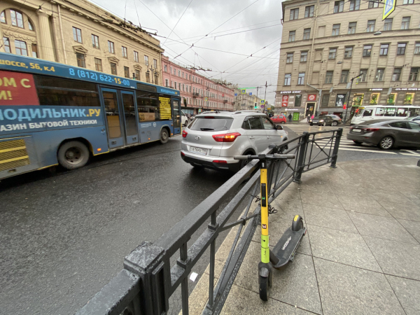 В Петербурге 16-летний подросток на самокате попал под машину