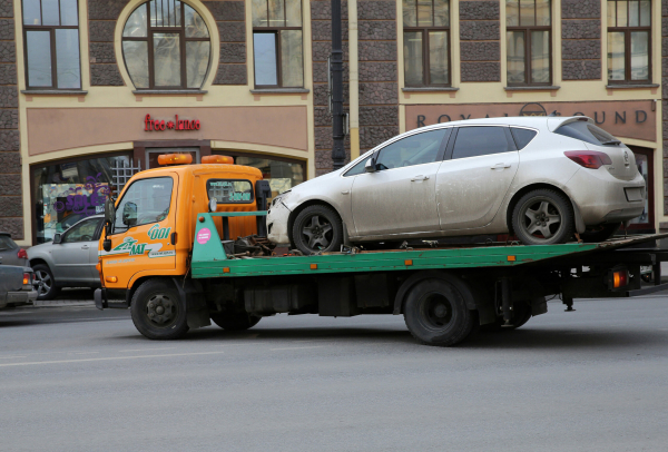 В Петербурге «безномерные» машины будут эвакуировать с платных парковок
