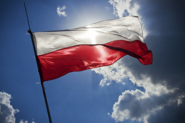 Польский МИД выступил против снятия флага на мемориале в Катыни