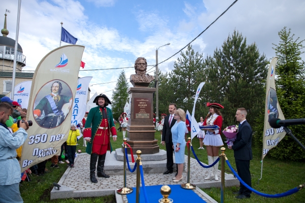 На территории яхт-клуба «Балтиец» установили бюст в честь 350-летия Петра I