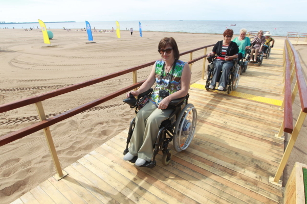 В поселке Солнечное открылся летний пляж «Ласковый» для маломобильных граждан
