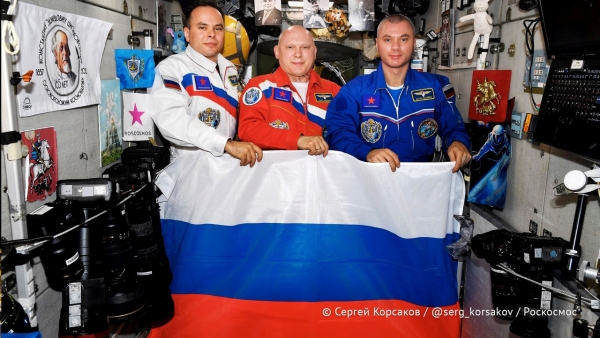 Российские космонавты поздравили граждан РФ с Днем России